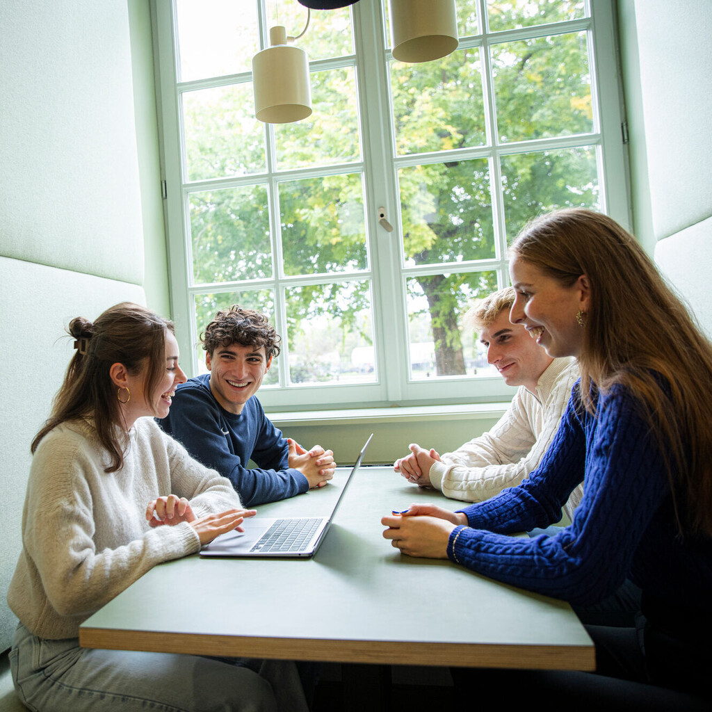 Gruppe von Studierenden sitzt im Learning Center an einem Tisch.