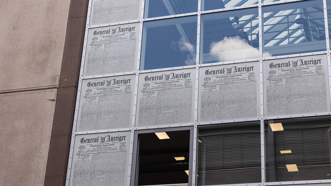 Gebäude mit Zeitungsdesign