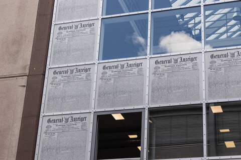 Gebäude mit Zeitungsdesign 