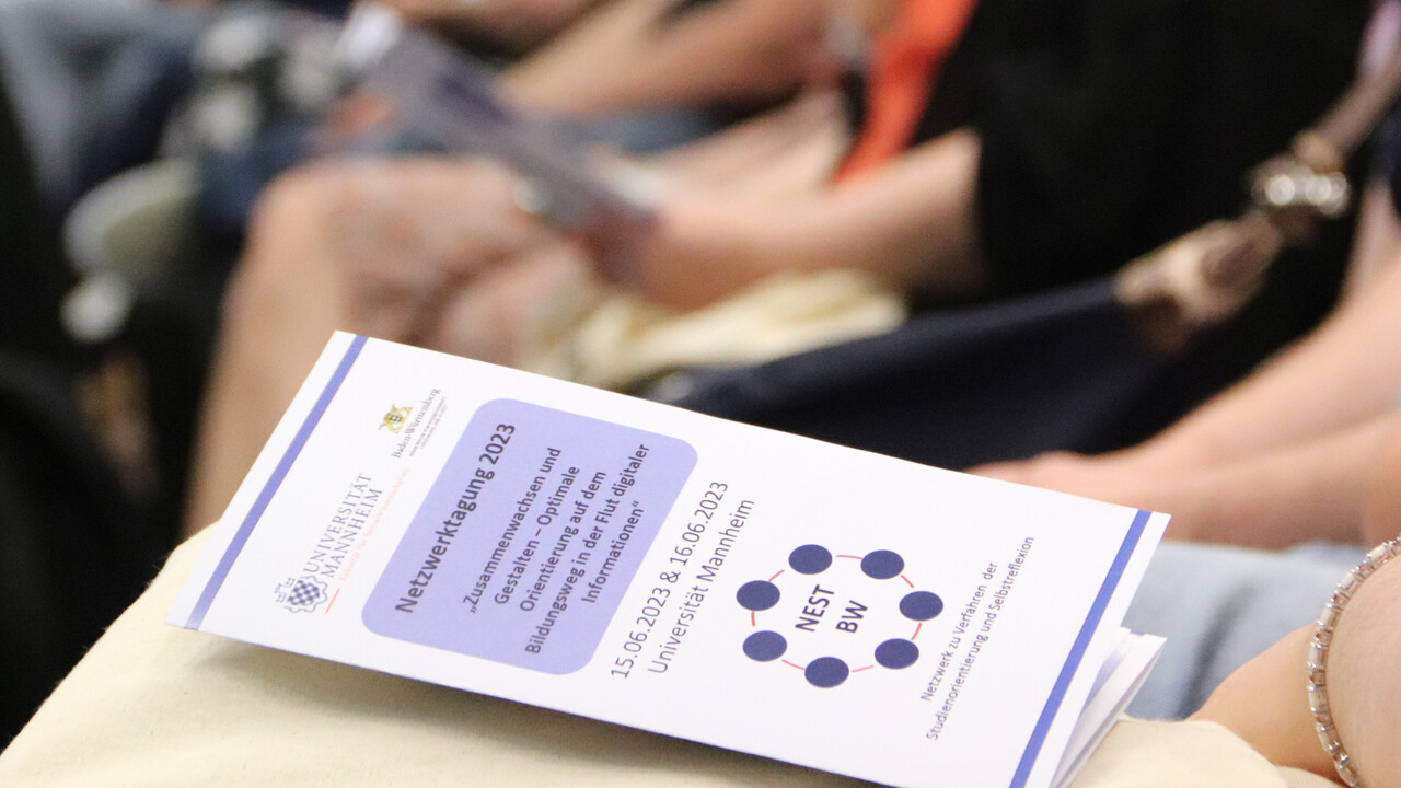 Nahaufnahme eines Flyers der Jahrestagung