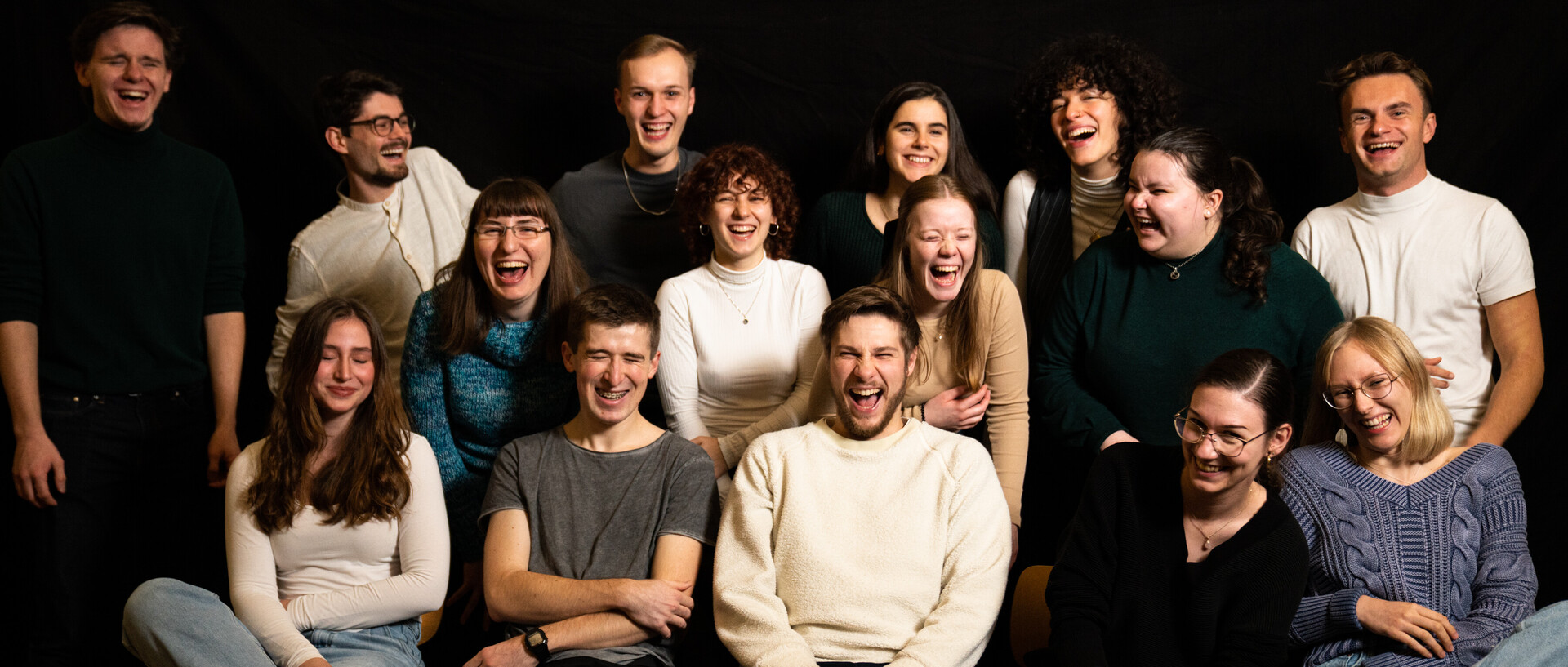 Eine herumalbernde Theatergruppe.