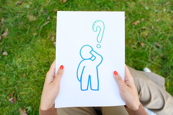 A paper with a figure who is asking itself questions about publication based dissertations is shown. Above the figure question marks can be found.