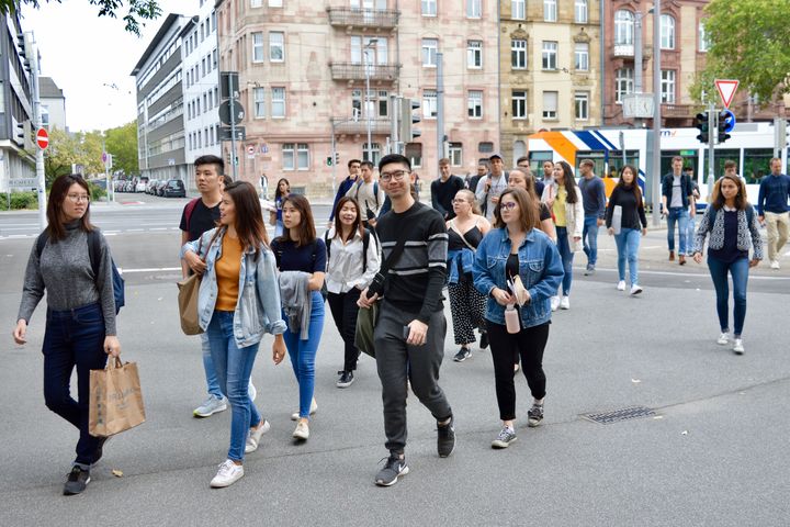 Eine Gruppe von Studierenden überquert eine Straße.