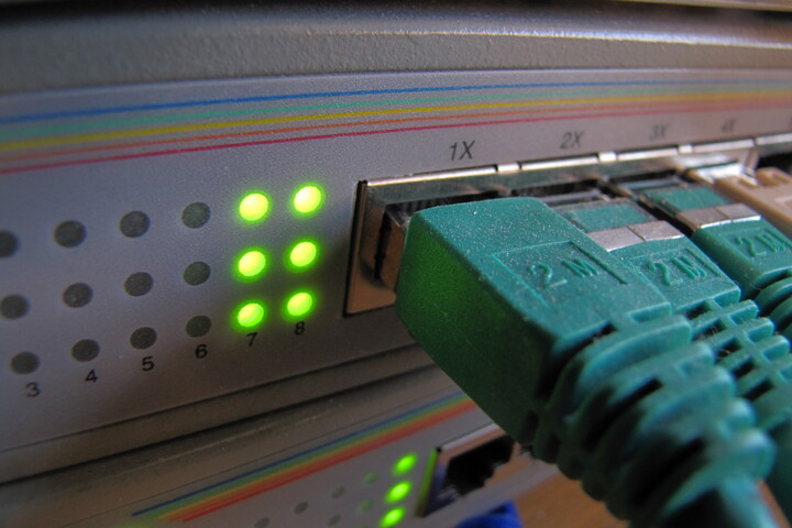 3 grüne Kabel stecken in einem Gerät, daneben leuchten mehrere Punkte auf.