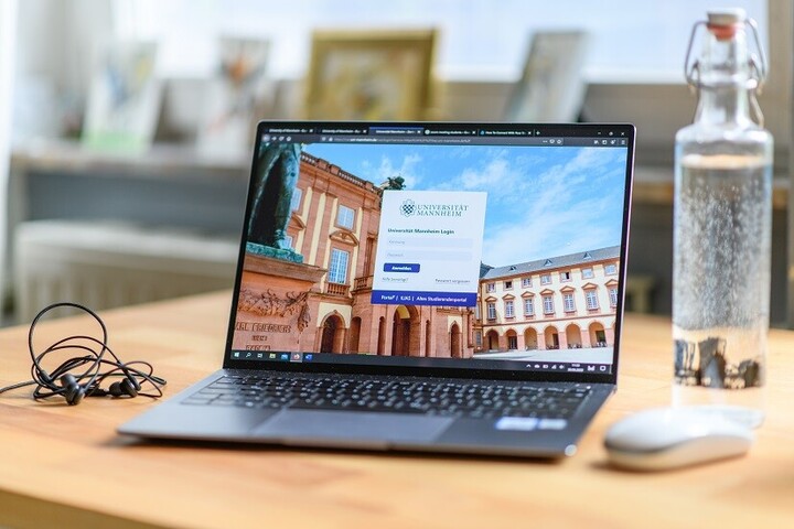 Das Bild zeigt einen aufgeklappten Laptop, auf dessen Bildschirm, die Login-Seite der Universität Mannheim zu sehen ist.