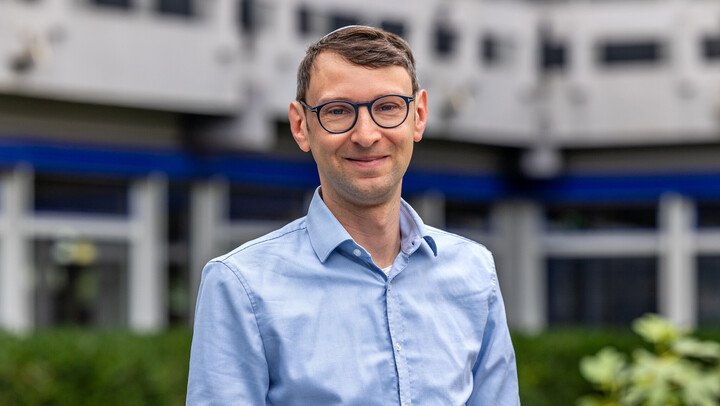 Porträtbild von Roni Lehrer vor A5