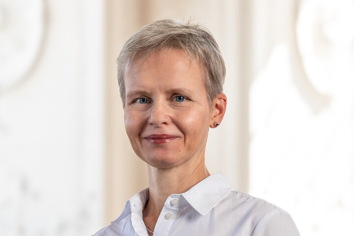 Prof. Dr. Cornelia Ruhe trägt eine weiße Bluse und hat kurze Haare.