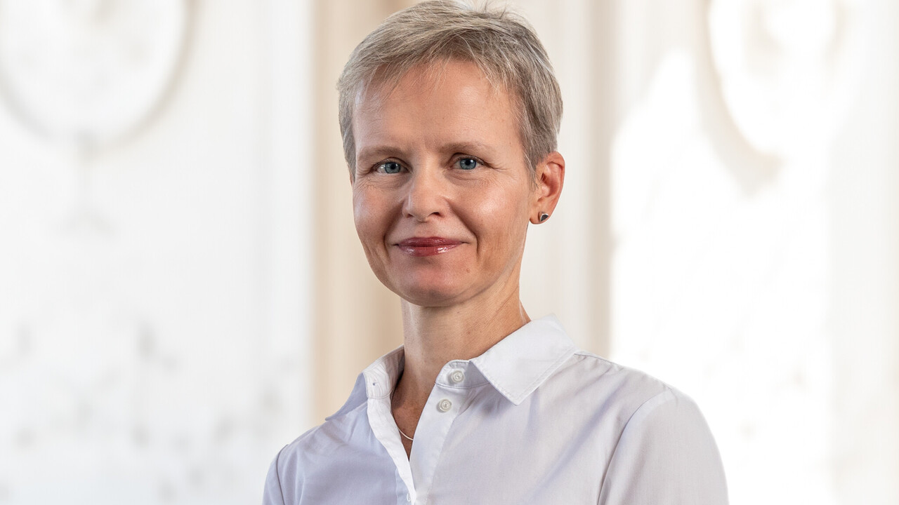 Vice President Prof. Dr. Cornelia Ruhe Prof. Dr. Cornelia Ruhe trägt eine weiße Bluse und hat kurze Haare.