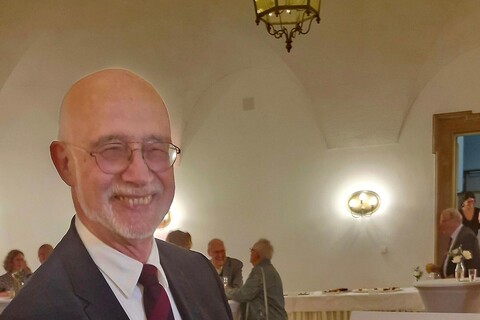 Herr Dr. Puhl mit seiner Karikatur 