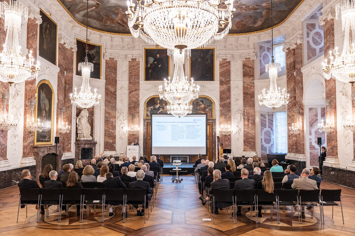 Frontalansicht Rittersaal mit Gästen 