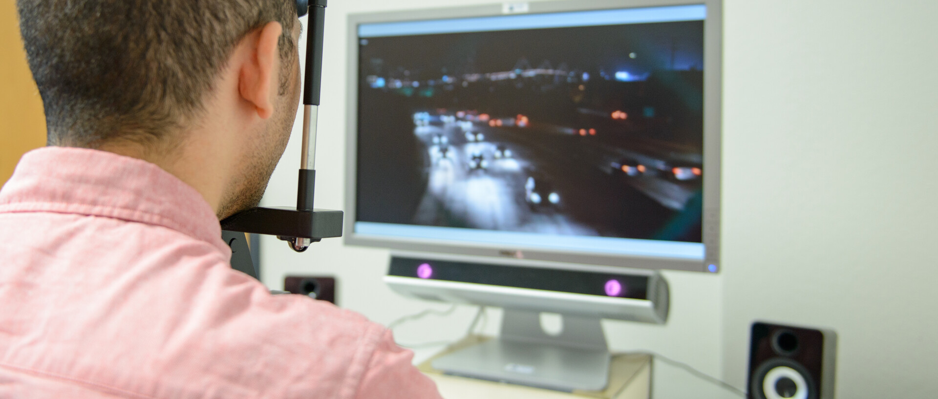 Eine Person sitzt vor einem Computermonitor.