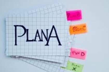 Ein Stapel Karteikarten mit farbigen Post-Its am Rand