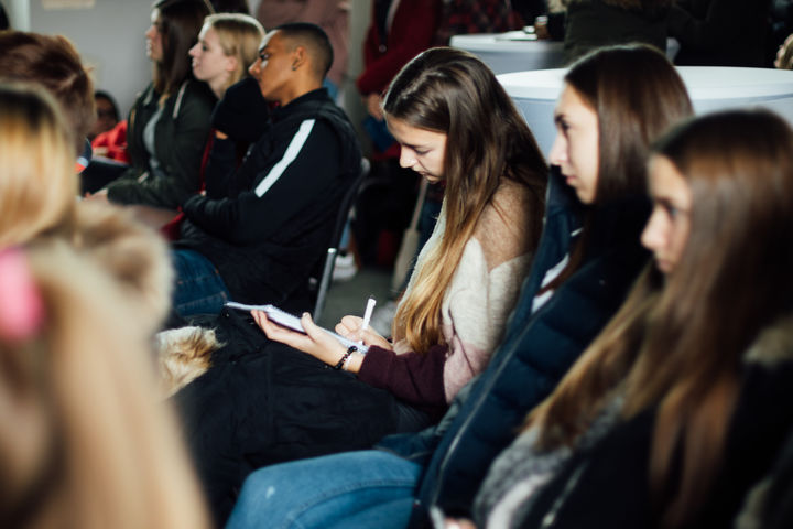 Studierende lauschen den Informationen des Studieninfotags