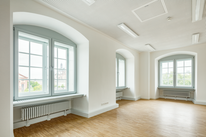 Leerer Raum mit drei großen Fenstern