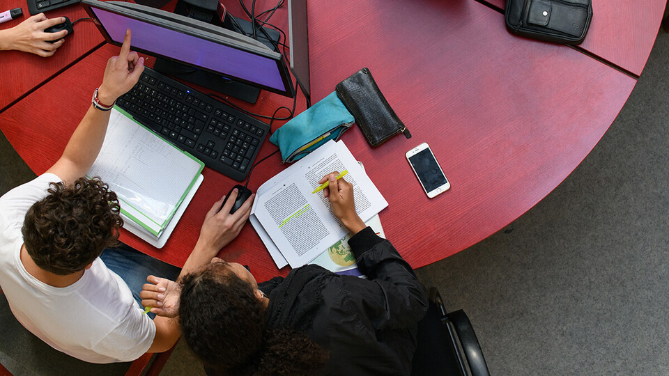 Zwei Studierende recherchieren in der Ehrenhof-Bibliothek am Computer