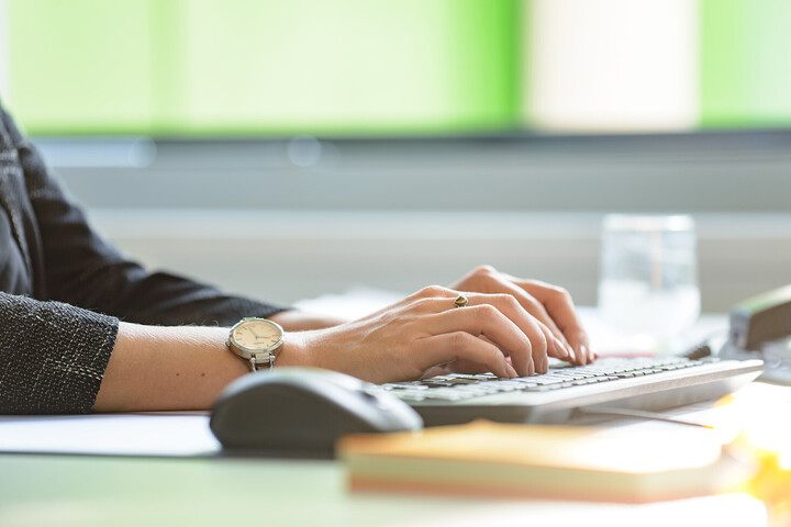 Person, die am Laptop arbeitet