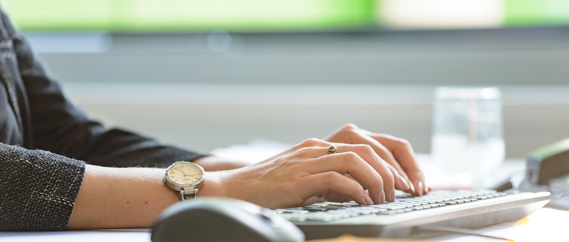 Person, die am Laptop arbeitet