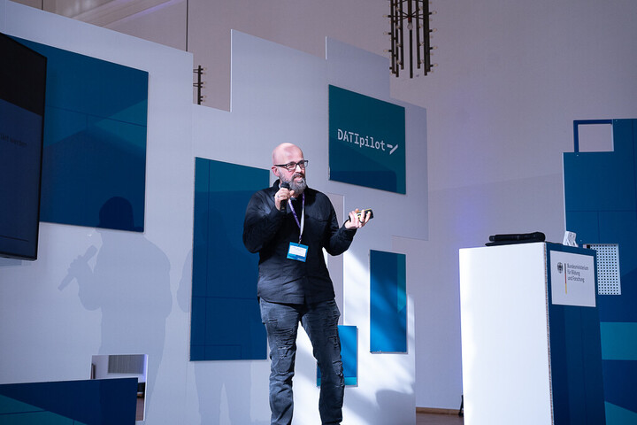 Prof. Dr. Heiko Paulheim hält eine Rede. 