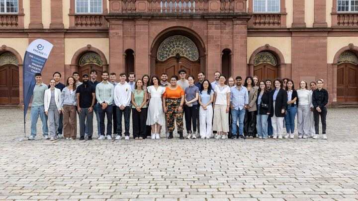 Gruppenbild der Teilnehmenden auf dem Ehrenhof der Uni Mannheim.