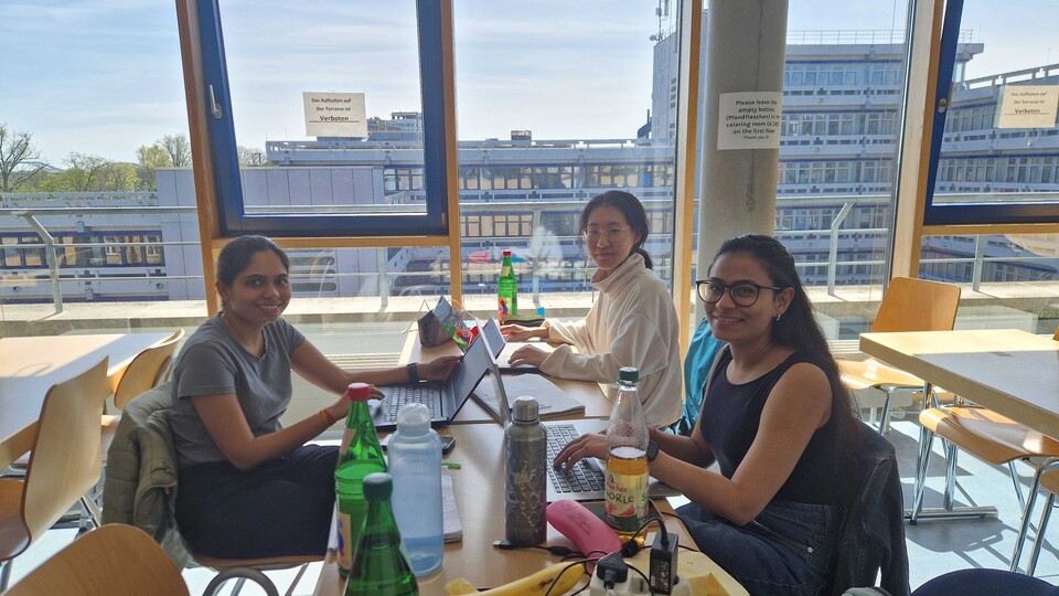 Drei Studentinnen bei der Arbeit