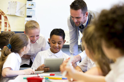 Eine Lehrperson erklärt Schüler*innen etwas