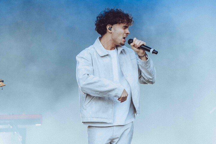 Daniele Puccia steht auf einer Bühne und singt.