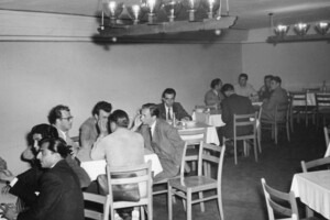 Schwarz-weiß Aufnahme des Speisesaals des Goethebunkers. Viele männlich gelesene Studierende sitzen an den Tischen.