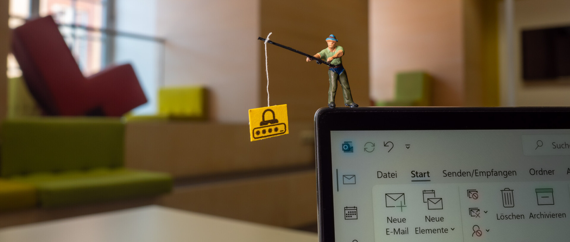 Ein Miniaturfigur angelt ein passwort. Duie Figur steht auf einem Bildschirm, auf dem ein Mailprogramm geöffnet ist.