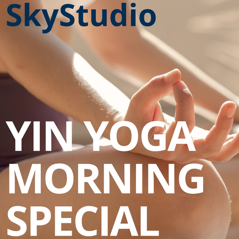 Person macht Yoga mit Schriftzug