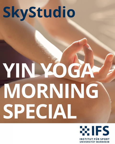 Person macht Yoga mit Schriftzug