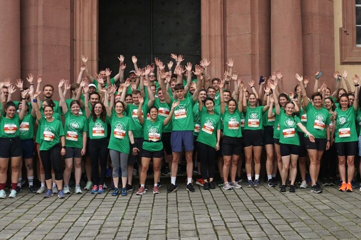 Teamfoto einer großen Gruppe von Läuferinnen und Läufern