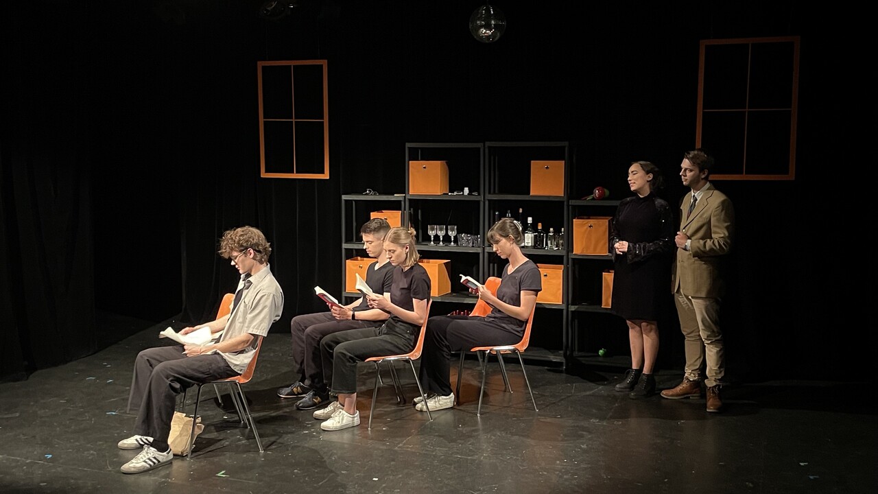 Eine Gruppe spielt Theater.