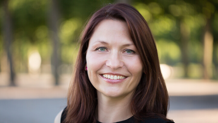 Porträtbild von Professorin Sabine Carey. Sie trägt ein schwarzes Oberteil.