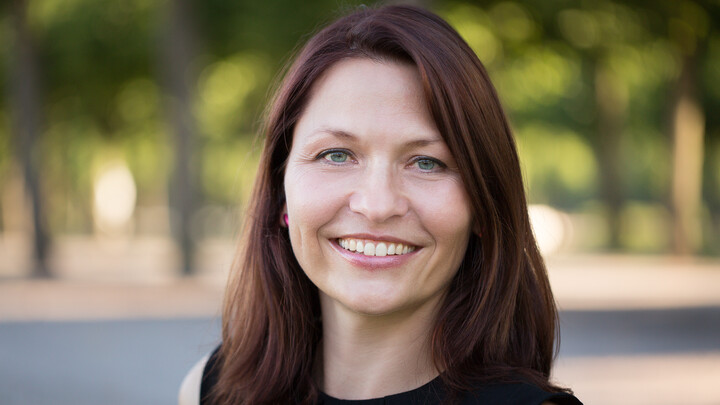 Porträtbild von Professorin Sabine Carey. Sie trägt ein schwarzes Oberteil.