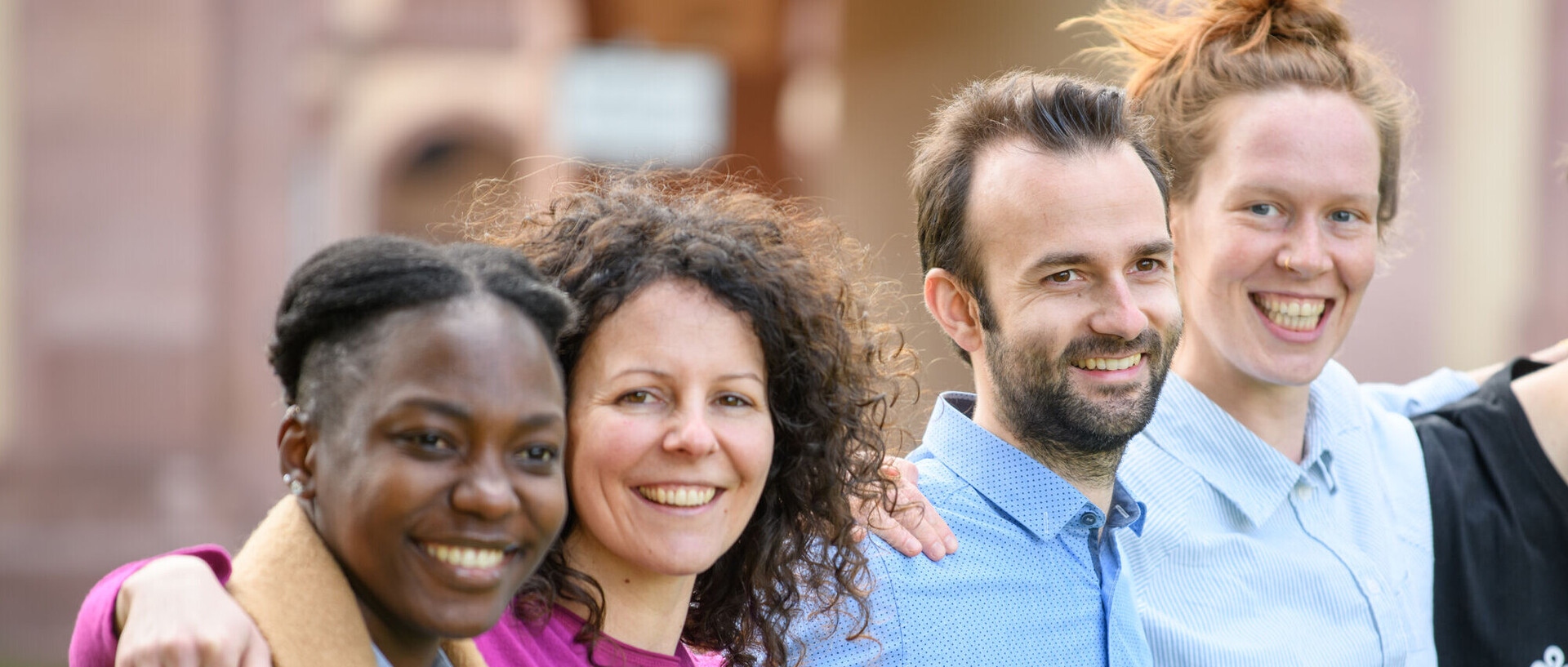 Gruppenfoto mit 4 Studierenden