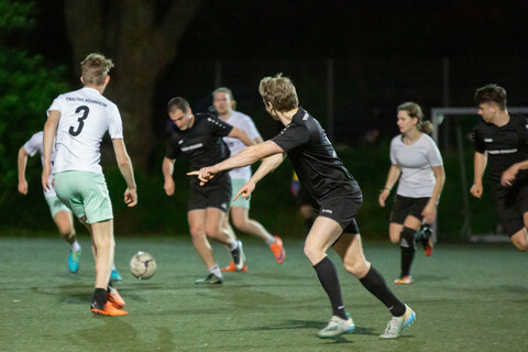 Mitarbeitende beim Fußball spielen