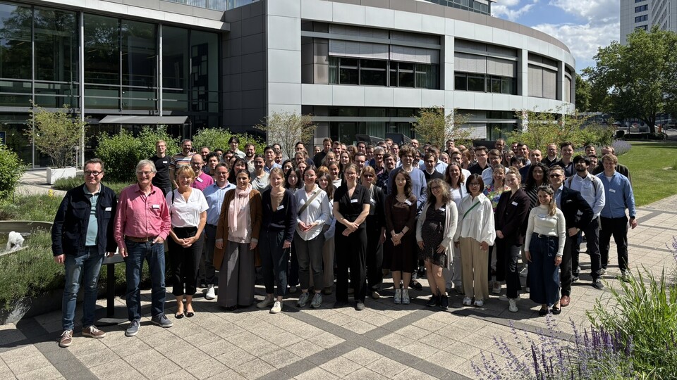 Gruppenfoto vor einem Gebäude