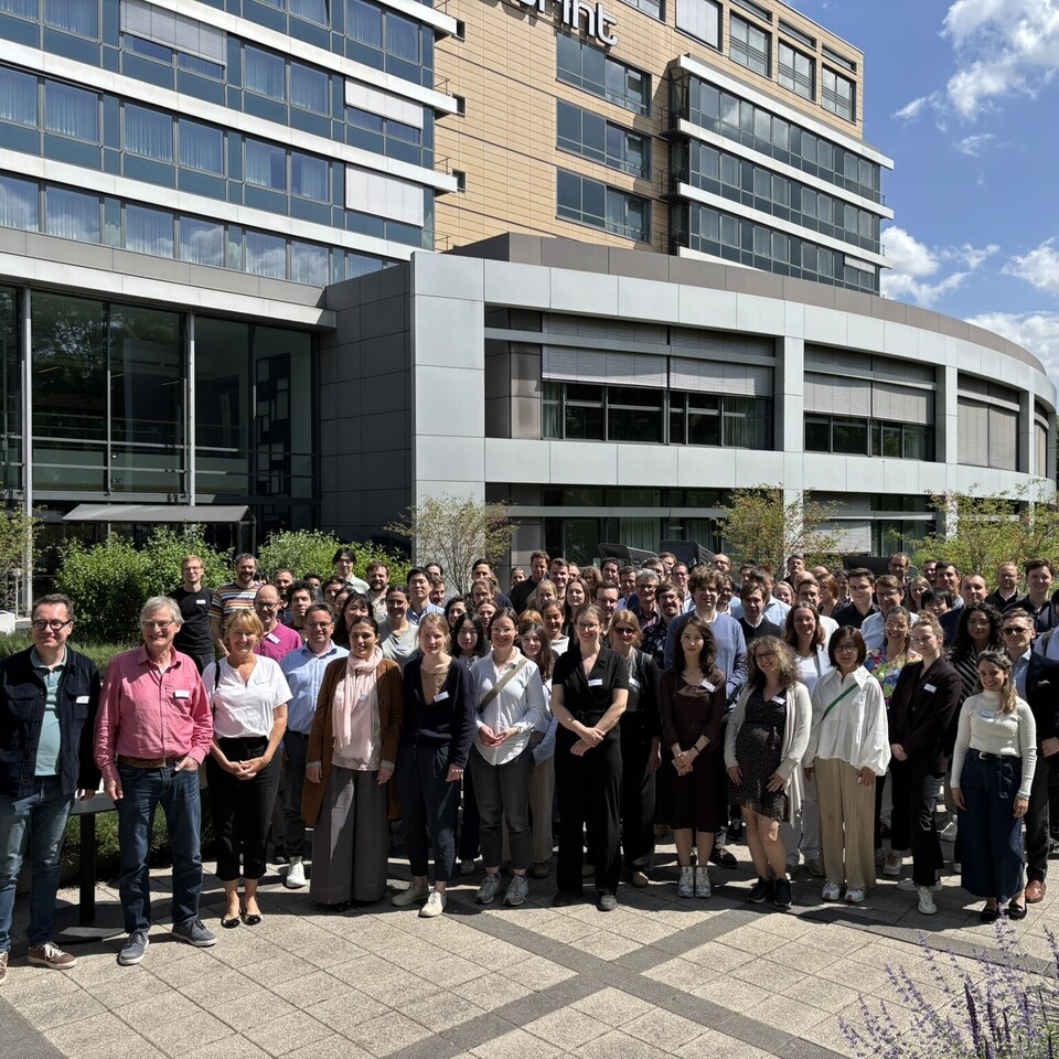 Gruppenfoto vor einem Gebäude