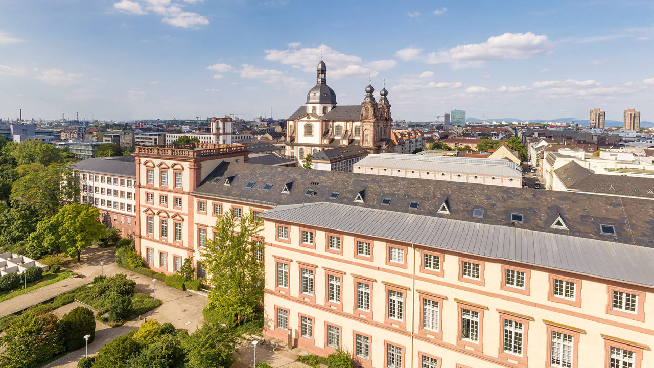 Der Westflügel des Mannheimer Schlosses von oben. Im Hintergrund ragt die Jeusitenkirche empor.