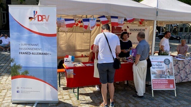 Besucher vor dem Stand der Deutsch-Französischen Vereinigung und des Romanischen Seminars beim Bal Populaire.