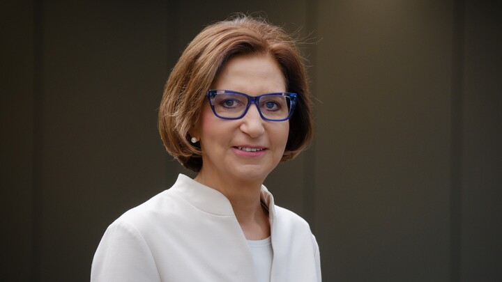 Portraitfoto von Margret Suckale. Sie trägt ein weißes Oberteil.