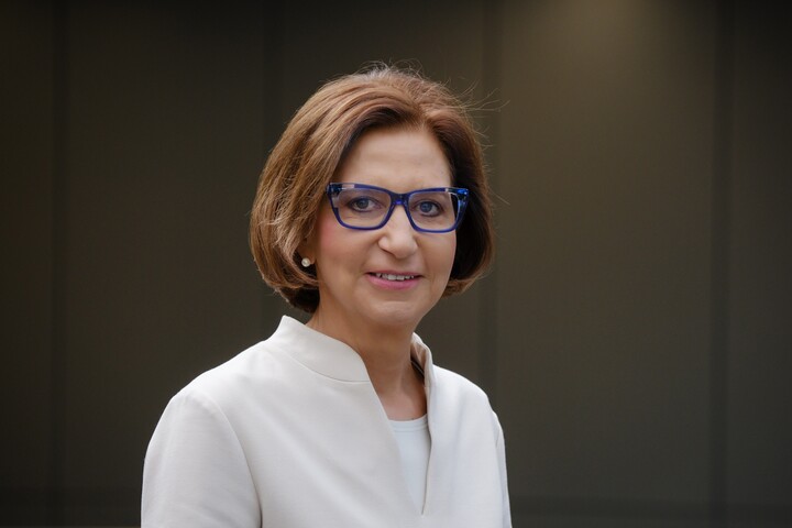 Portraitfoto von Margret Suckale. Sie trägt ein weißes Oberteil.
