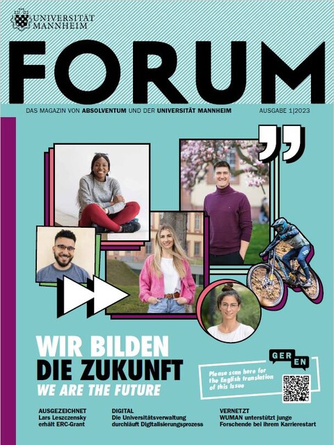 Auf dem Titelbild befinden sich sechs Personen auf türkisfarbenem Hintergrund. Das Wort "Forum" befindet sich ganz oben auf der Titelseite in großen Buchstaben. Unten befindet sich der Schriftzug "Wir bilden die Zukunft. We are the future."