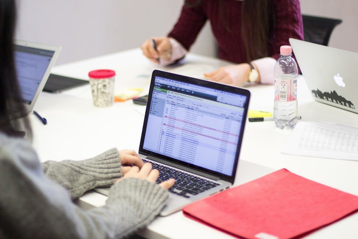 Table with learning materials and laptop on which an e-mail inbox is open