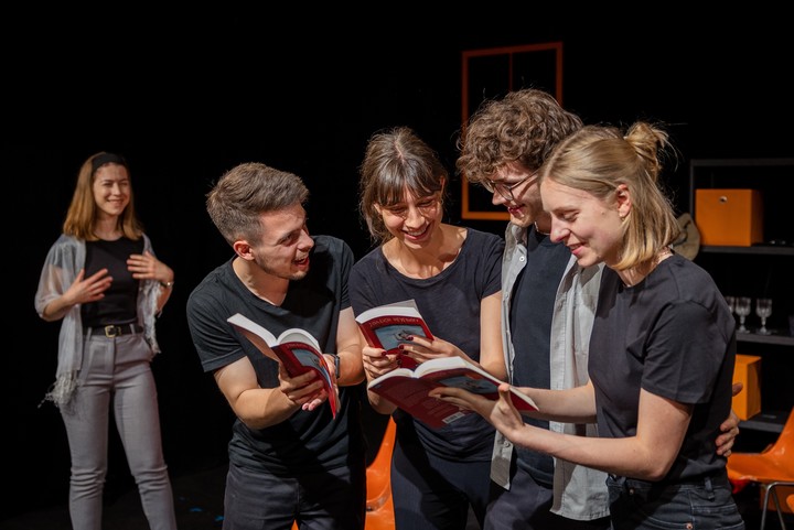 Theaterspielende lesen in Büchern.