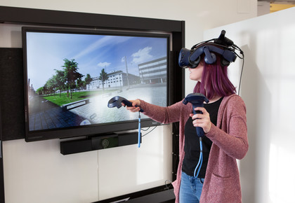 Junge Frau mit Virtual Reality Brille