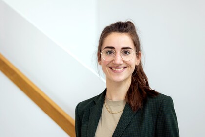 Annabell Halfmann trägt ein beiges Shirt und darüber einen schwarzen Blazer.