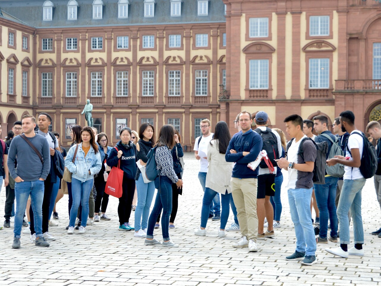 Viele Studierende stehen auf dem Hof vor dem Mannheimer Schloss.