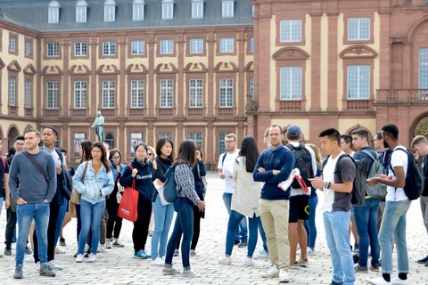 Viele Studierende stehen auf dem Hof vor dem Mannheimer Schloss.