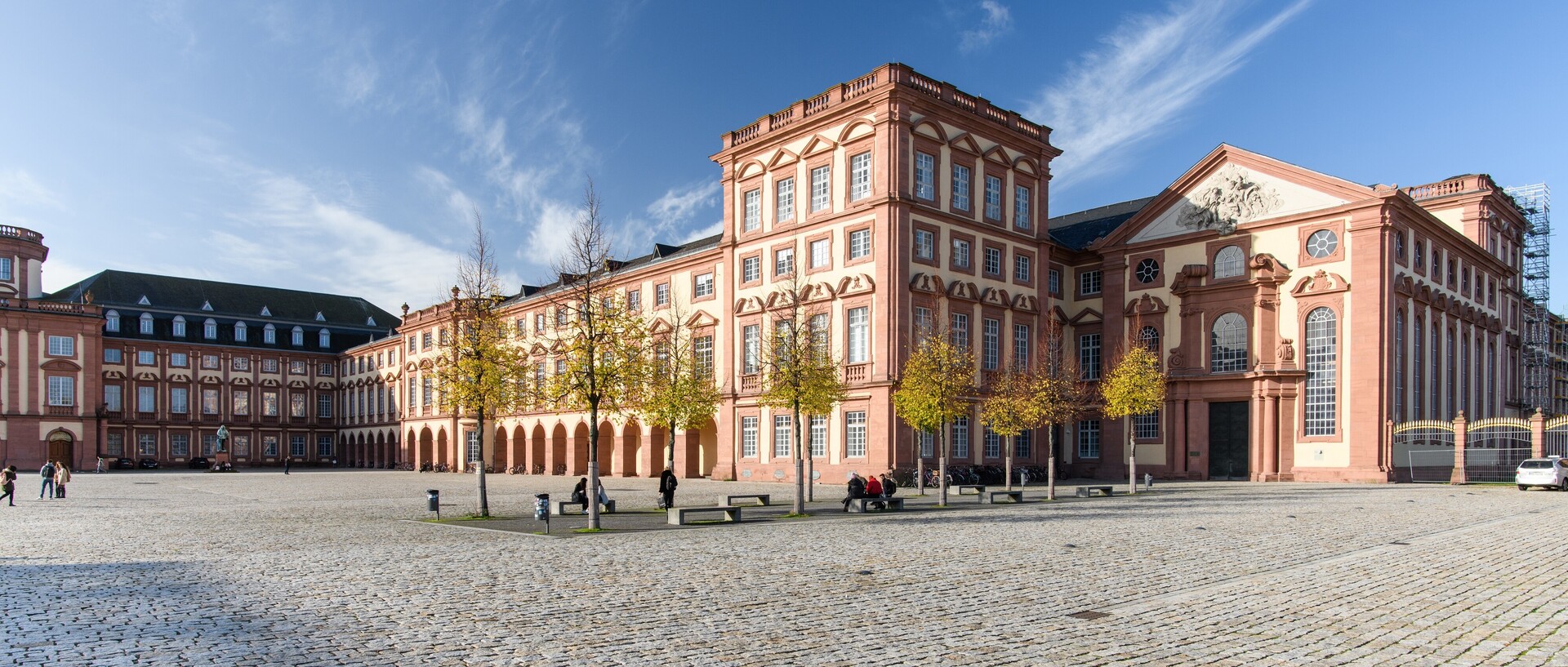 Blick vom Ehrenhof auf den Ehrenhof West.